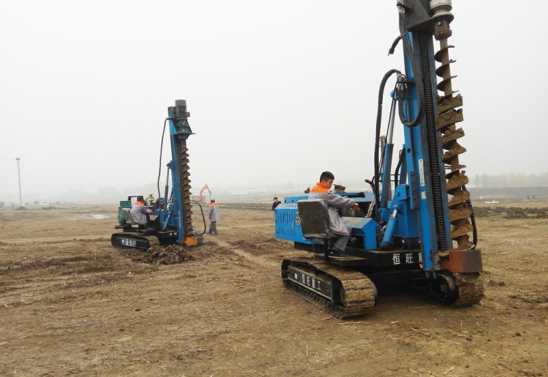 80餘台光伏(fú)樁機設備助力(li)華能20MW光伏電站(zhan)工程樁項目建(jiàn)設