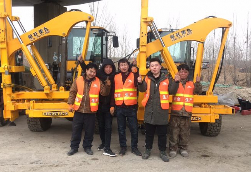 公路(lù)護欄打樁機在(zai)黃石高速公路(lù)藁城至石家莊(zhuāng)段工程施工