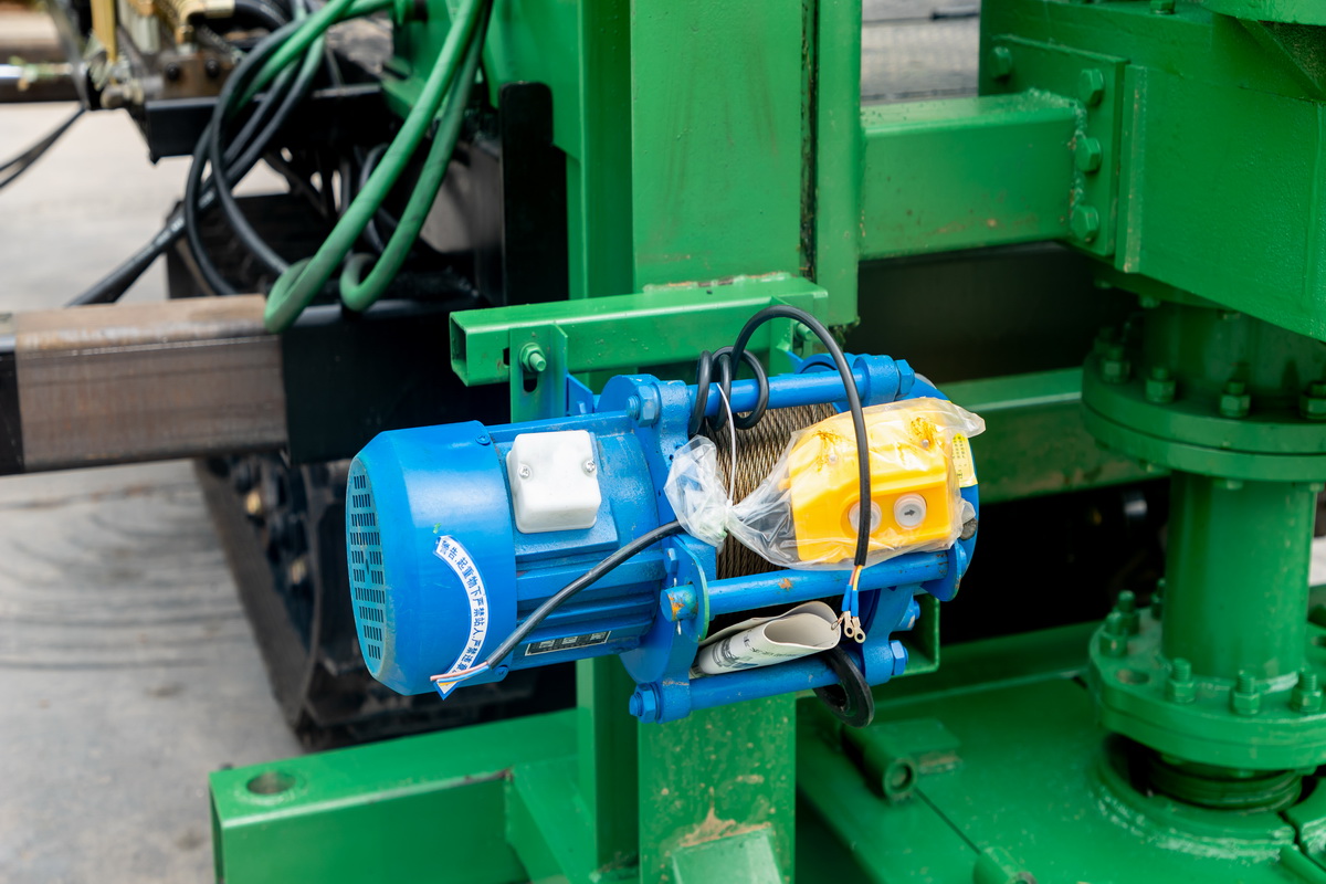 5寸橡膠履(lü)帶鑽機