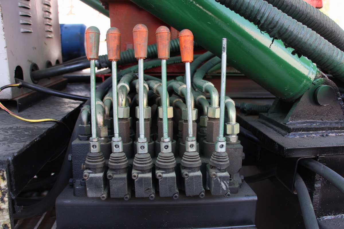 7寸鋼(gāng)履帶反循(xun)環鑽機